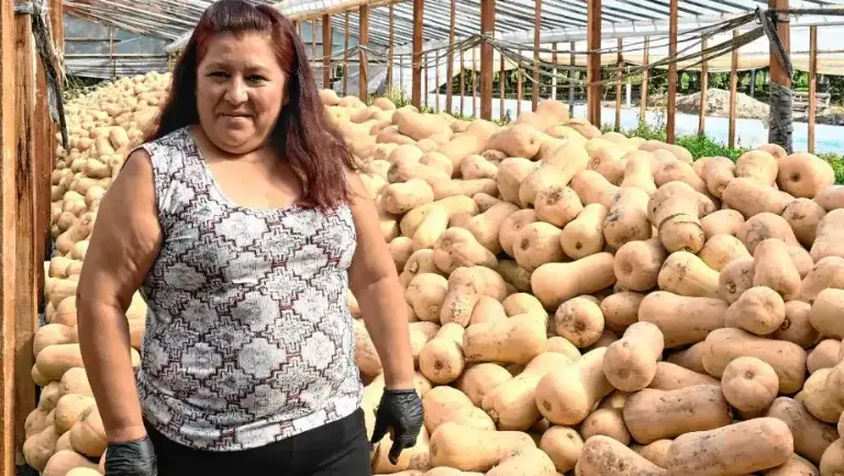 Lourdes Medalleno entre los cajones de la cosecha